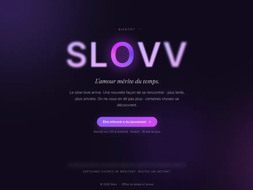 La page d'accueil de SLOVV : « L'amour mérite du temps », sur une nuit violette.
